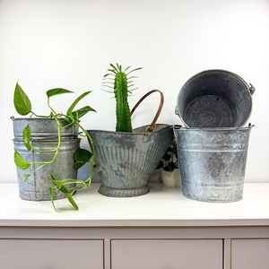 Elegante Cubo Metálico para Almacenamiento en el Hogar y Uso Decorativo - Product Image 1