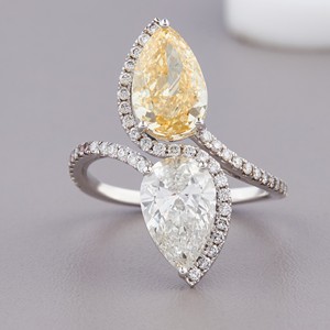 Bague de fiançailles à deux pierres en or 9 carats avec halo de diamants jaunes et blancs de laboratoire, taille poire, certifiée IGI - Product Image 1