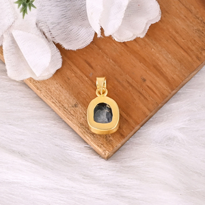 Pendentif unisexe fait main en laiton plaqué or classique avec apatite néon naturelle sertie en clos et motif géométrique - Product Image 5