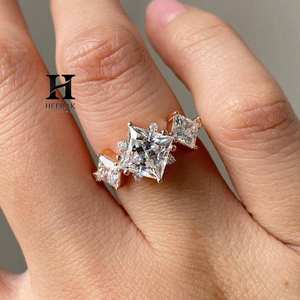 Ensemble de bagues de luxe en or rose 14 carats avec diamant de laboratoire taille princesse, trois pierres et sertissage à griffes en forme de boussole pour femme - Product Image 5