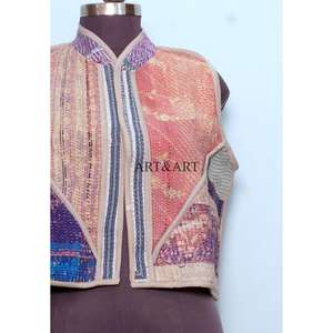 Chaleco Kantha multicolor hecho a mano 100% algodón, con diseño de patchwork tejido y detalles de botones cubiertos, estilo vintage de Rajasthan. - Product Image 2
