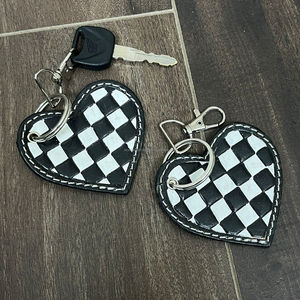 Porte-clés élégant en cuir travaillé à la main, motif damier noir et blanc, porte-clés de voiture, breloque de sac, accessoire de mode, cadeau pour femmes - Product Image 6