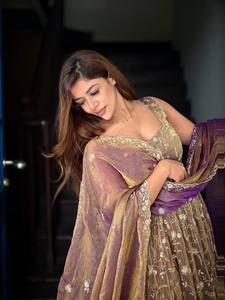 Conjunto de Pantalón y Vestido de Seda Pura de Lujo con Bordado y Lentejuelas, Dupatta de Diseñador con Borde de Encaje Pesado, Ropa Étnica Festiva para Bodas - Product Image 4