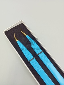 Pince à cils bleu ciel, courbée à 45 degrés, en acier inoxydable, avec pointe en fibre et embouts dorés, livrée avec boîtes magnétiques - Product Image 5