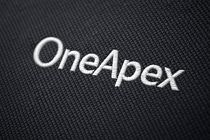 Camiseta Polo Negra con Logotipo Personalizado OEM – Polo de Hombre de Algodón Piqué Premium – Fabricante de Uniformes y Corporativo de Marca Privada - Product Image 4