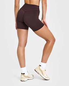 Shorts unis premium marron prune pour femme, taille haute, avec ceinture compressive et tissu anti-transpiration performant - Product Image 2