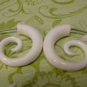 Boucles d'oreilles classiques en os, fabrication artisanale - Product Image 1