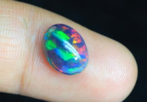 Opale noire éthiopienne de haute qualité, pierre précieuse brute, forme ovale 8x6mm, jeu de couleurs arc-en-ciel naturel, cabochon d'opale noire - Product Image 5