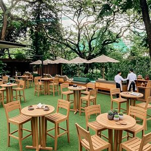 Chaises de bar ergonomiques en teck massif, tabourets hauts modernes à lattes, qualité commerciale pour restaurants, bistrots, pubs, fabriquées en Indonésie - Product Image 1