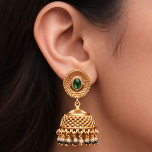Pendientes Jhumka Tradicionales Indios de Latón, Chapados en Oro, con Perlas, a la Moda - Product Image 1