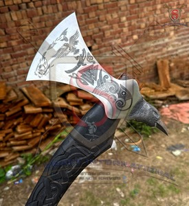 Hache à double lame Viking Ranger artisanale industrielle en acier, tête en acier Damas avec gravure complexe, manche en bois – Steel Craft International - Product Image 2