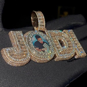 จี้ห้อยคอแบบสั่งทำพิเศษประดับเพชรโมอิสซาไนต์แท้ ดีไซน์หรูหรา เงินแท้ 925 ชุบทอง ทรงกลมเจียระไนแบบบริลเลียนท์ พร้อมใบรับรอง - Product Image 1