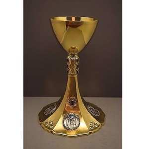 Calice élégant de couleur dorée, également personnalisable avec un motif gravé. Le calice est un article religieux en laiton de haute qualité, fabriqué à la main. - Product Image 1
