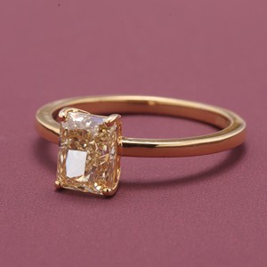 Anillo de Compromiso y Matrimonio con Diamante Amarillo Corte Radiante Certificado por IGI en Oro de 18K - Product Image 2