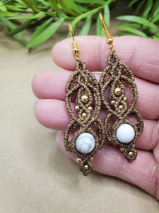 Boucles d'oreilles pendantes en howlite blanche faites à la main, cordon marron, style bohème, perles dorées, bijoux artisanaux pour femmes - Product Image 2