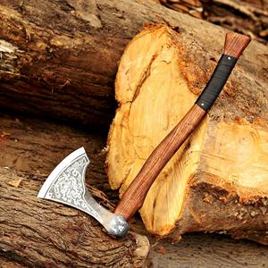 Hacha Vikinga Forjada a Mano en Acero con Alto Contenido de Carbono, Mango de Madera de Fresno, Funda de Cuero, Longitud Total de 26 Pulgadas - Product Image 1