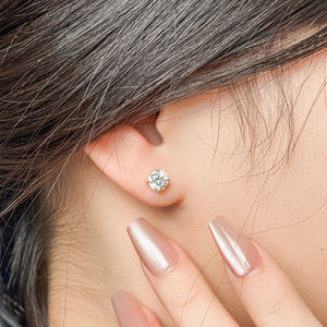 Pendientes de Moissanita de Platino PT950 VVS Premium con Certificación de Terceros, Clásicos Solitarios de 4 Puntas, de Lujo de Alta Gama - Product Image 3