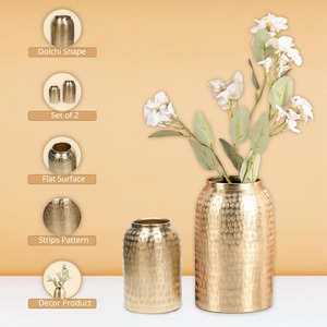 Vase de table élégant et moderne avec poignée, finition dorée, pichet décoratif, hauteur 34 cm - Product Image 4