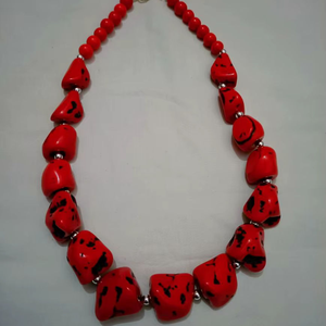 Collier court pour femme, style artisanal en résine, idéal pour les fêtes et mariages, perles en résine tendance, fabrication indienne - Product Image 1