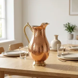 Carafe à eau classique en cuivre martelé avec poignée en laiton ornée et base sur pied, carafe de table ayurvédique, article de service, cadeau - Product Image 2