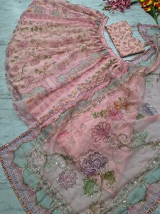 Lehenga Tradicional India Rosa de Diseñador, Cosido, Última Moda, para Novias y Fiestas, con Trabajo de Espejo, Venta al por Mayor, Invierno y Verano, Secado Rápido - Product Image 4