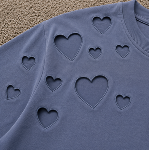 T-shirt décontracté d'été pour femme, brodé, avec découpes en forme de cœur, coupe décontractée, couleur tendance, logo personnalisé, manches repliées - Product Image 4
