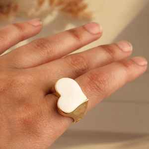 Anillo de Corazón Esmaltado en Blanco, Plata de Ley 925, Chapado en Oro de 14K, Banda Ajustable de Latón, Joyería Hecha a Mano para Mujer - Product Image 4