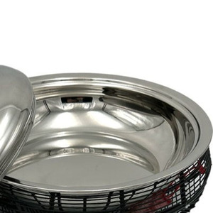 Magnifique réchaud argenté avec couvercle à bouton texturé doré et base en treillis métallique noir pour buffets modernes utilisés lors de mariages - Product Image 6