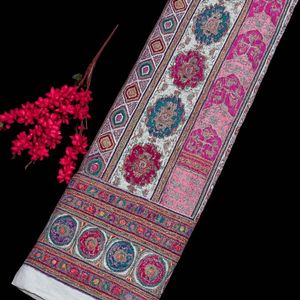 Tissu en soie Banarasi pure, brocart doux, motif géométrique, base blanc cassé, style jacquard pour vêtements - Mariage/Spécial - Product Image 1