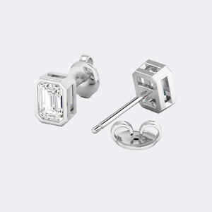 Boucles d'oreilles à tige serties de diamants taille émeraude de 0,50 CTW en or 9 carats - Product Image 4