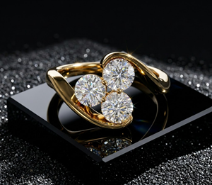 แหวนเพชรทรงกลมเจียระไนแบบบริลเลียนท์สามเม็ด ชุบทอง 18K 14K สำหรับผู้หญิง เหมาะสำหรับเป็นของขวัญหมั้นและวันครบรอบ - Product Image 1