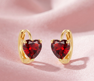 Pendientes tipo huggie de plata 925 chapados en oro de 18 quilates con gema roja tallada en forma de corazón para mujer - Product Image 2