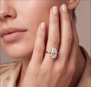 Bague solitaire éblouissante en or rose 10 carats avec diamant de laboratoire taille poire de 5,17 carats au total - Product Image 1