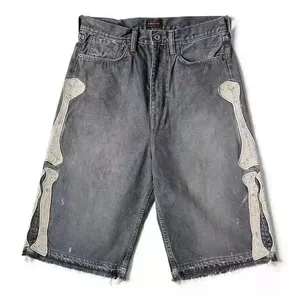 Pantalones Cortos Bermuda de Mezclilla Gris Carbón Lavada para Hombre con Apliques de Parches y Bajo Deshilachado Estilo Urbano - Product Image 1