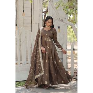 Rich Sequins Vestido de noche bordado Party Wear Look con detalles trabajados - Product Image 3