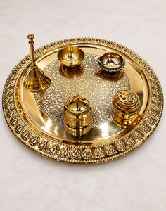 Ensemble de thali de prière en métal de luxe avec finition dorée ornée, plateau de prière rond gravé, porte-diya décoratif, porte-encens, bols à kumkum - Product Image 3