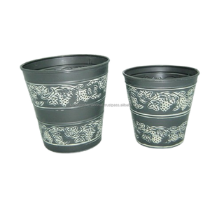 Macetas de Metal con Relieve de Viñedo Rústico Gris (Juego de 2), Decoración de Jardín de Estilo Rústico, Macetas para Interiores y Exteriores con Orificio de Drenaje, Ecológicas - Product Image 1