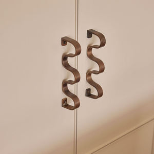 Manijas Modernas para Puerta con Diseño de Onda en Latón Sólido - Herrajes Ergonómicos Únicos para Puerta de Entrada con una Forma Fluida y Curva - Product Image 1