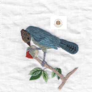 Serviette brodée Kingfisher, ajoute une touche fraîche et vive à la table. - Product Image 3