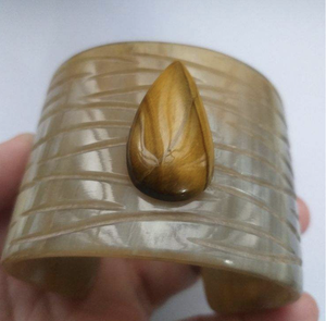 Brazalete de Cuerno de Vaca y Búfalo Pulido para Mujer, Material Ecológico Orgánico, Color Natural - Product Image 3