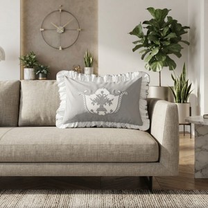 Coussin décoratif à broderies florales charmantes, élégant avec bordure à volants, pour salons de luxe - Product Image 1