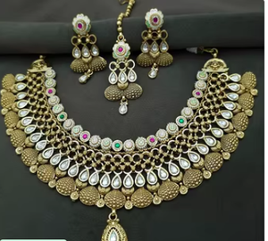 Collier traditionnel de qualité supérieure avec finition or mat avec boucles d'oreilles Tikka pour femmes Bijoux de créateur pour la collection de mariage - Product Image 2