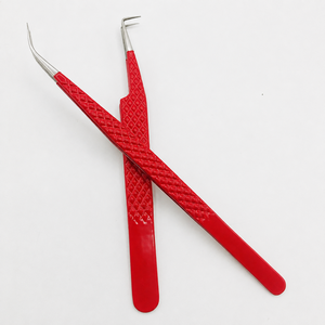 Pince à épiler premium en acier inoxydable rouge courbé, pointes inclinées, écologique, durable, design moderne, ergonomique, texture diamantée - Product Image 4
