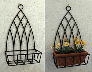 Support de plante suspendu en fer moderne, conçu pour les maisons élégantes, rehaussant les plantes suspendues avec des lignes épurées - Product Image 2