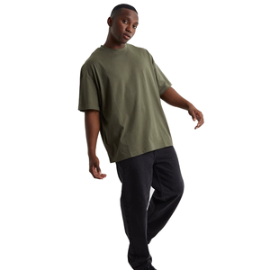 Camiseta de algodón de punto liso verde oliva extragrande para hombre, de manga corta, cuello redondo, ajuste casual, largo regular, estilo liso. - Product Image 3
