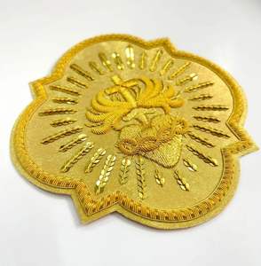 Applique de luxe brodée à la main Cœur Sacré, effet 3D en relief, finition résistante à l'eau, tissu doré pour vêtement de cérémonie - Product Image 3