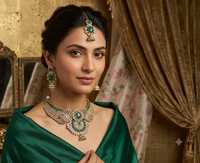 Parure Collier Choker et Boucles d'Oreilles Jhumka Assorties en Laiton Plaqué Or Antique Vert Émeraude avec Zircon et Kundan Polki pour Mariage et Fiançailles