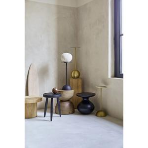 Mesa de Centro Esculpida en Oro con Base Esférica, Base Delgada y Tapa Redonda, un Elemento Decorativo Compacto y de Lujo para Interiores Modernos y Bares - Product Image 3