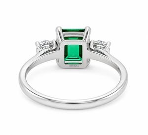 Anillo de compromiso de tres piedras con gema verde de corte esmeralda y diamante redondo cultivado en laboratorio en oro de 10K, 14K, 18K y plata 925, 935. - Product Image 4