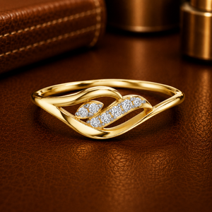 Bague de fiançailles élégante en or jaune 14K avec diamant de laboratoire taille brillant rond ondulé DEF VVS, bijoux fins, fabricant OEM - Product Image 1